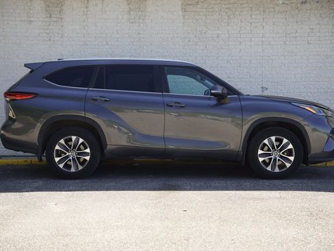 Used 2023 Toyota Highlander XLE AWD/4WD image 5