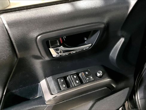 Used 2018 Toyota Tacoma TRD Off-Road w/ Technology Package image 36