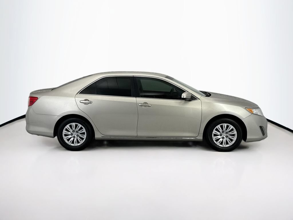 Used 2014 Toyota Camry LE FWD image 4