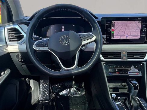 Used 2025 Volkswagen Taos SE FWD image 8