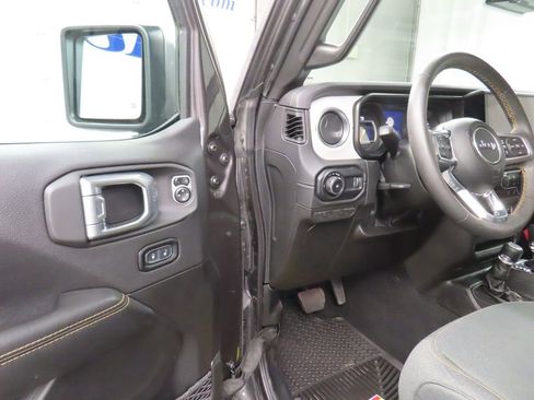 Used 2024 Jeep Wrangler Unlimited Sahara w/ Technology Group AWD/4WD image 51