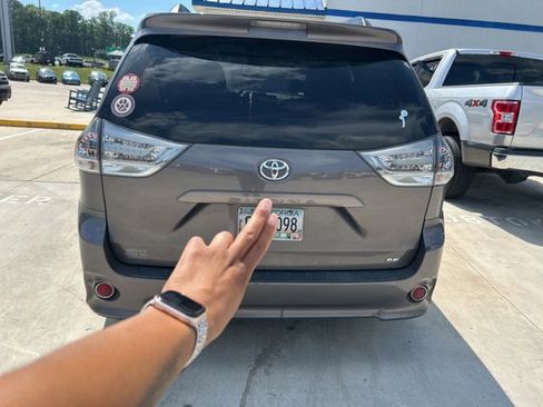 Used 2013 Toyota Sienna SE FWD image 6