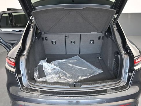 Certified 2023 Porsche Macan AWD/4WD image 23