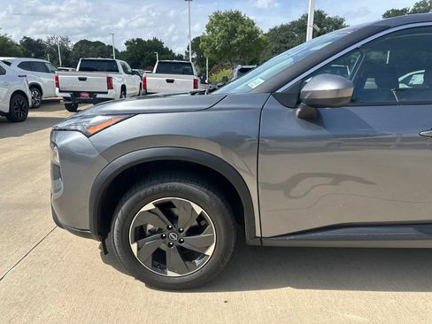 Used 2024 Nissan Rogue SV AWD/4WD image 2