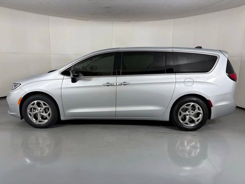Used 2024 Chrysler Pacifica Limited image 5