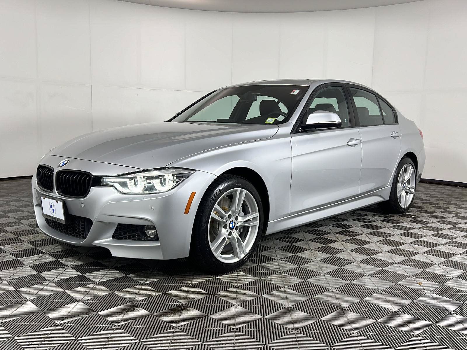 Used 2017 BMW 330i xDrive Sedan AWD/4WD image 12