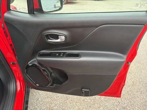 Used 2020 Jeep Renegade Altitude AWD/4WD image 16