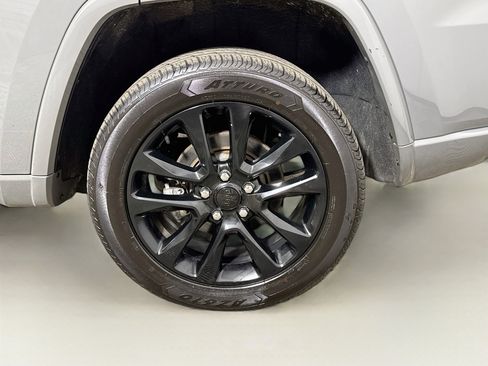 Used 2022 Jeep Grand Cherokee Laredo X AWD/4WD image 31