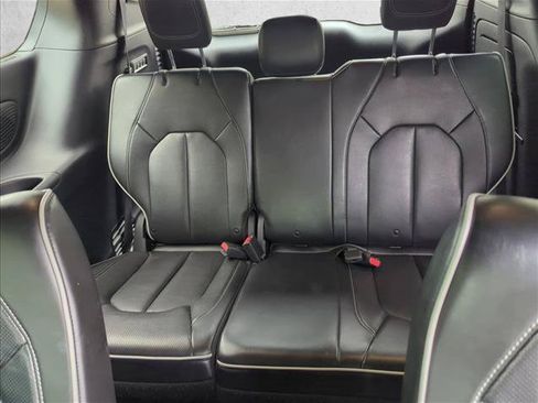 Used 2019 Chrysler Pacifica Limited w/ Advanced Safetytec Group FWD image 8