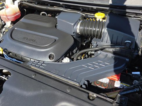 Used 2023 Chrysler Pacifica Limited w/ Uconnect Theater Family Group image 29