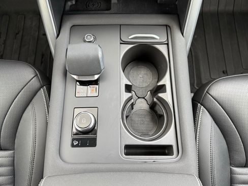 Certified 2025 Land Rover Discovery Dynamic SE image 21