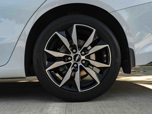 Used 2017 Chevrolet Malibu LT FWD image 15