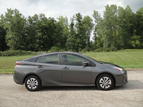 Used 2017 Toyota Prius Four FWD image 5
