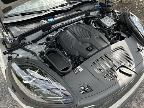 Certified 2025 Porsche Macan image 30