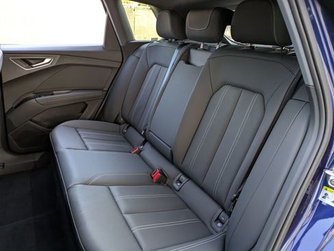 Used 2023 Audi Q4 e-tron Premium w/ Convenience Package image 31