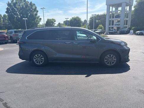 Used 2025 Toyota Sienna XLE AWD/4WD image 2