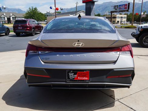 Used 2024 Hyundai Elantra SEL FWD image 7