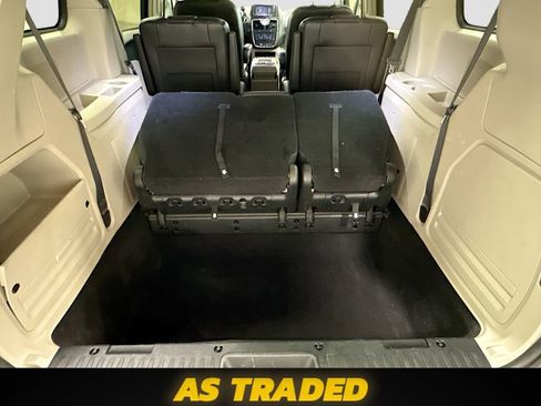 Used 2015 Chrysler Town & Country Touring FWD image 27