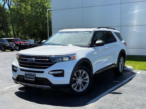 Used 2021 Ford Explorer XLT w/ Equipment Group 202A AWD/4WD image 2