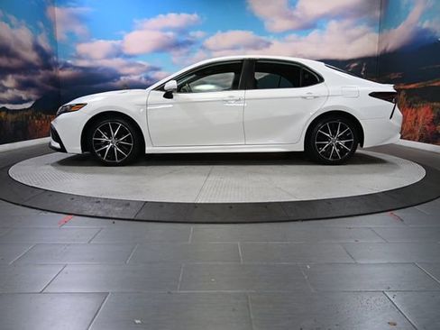 Used 2024 Toyota Camry SE image 5