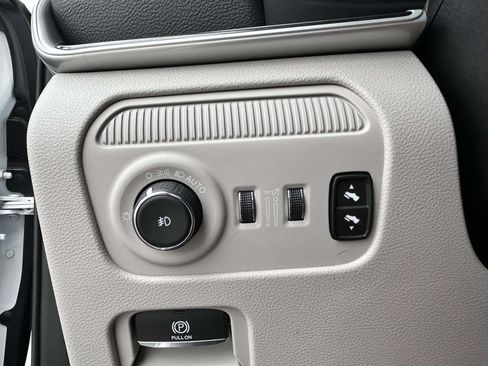 Used 2024 Jeep Wagoneer L 4WD w/ Premium Group I image 20