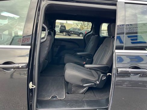 Used 2022 Chrysler Pacifica Touring FWD image 30