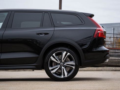 Certified 2025 Volvo V60 B5 Cross Country Plus image 4
