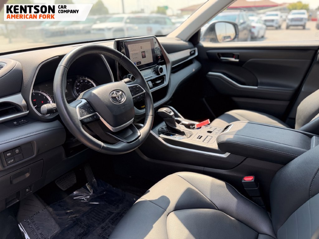 Used 2025 Toyota Highlander XLE AWD/4WD image 30