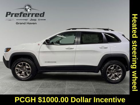 Used 2022 Jeep Cherokee Trailhawk image 9
