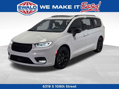 Certified 2025 Chrysler Pacifica Limited image 1