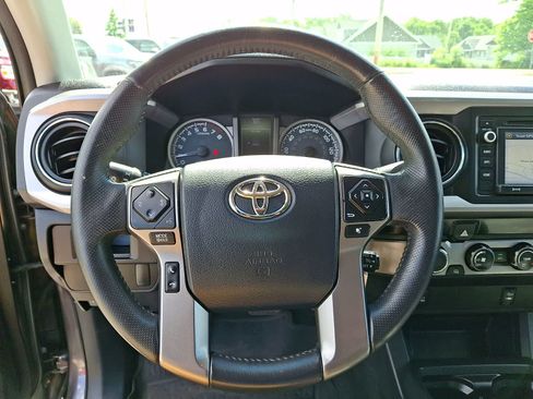 Used 2017 Toyota Tacoma SR5 w/ Tow Package AWD/4WD image 22
