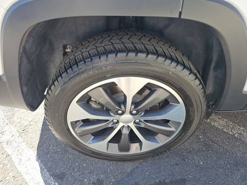 Used 2022 Jeep Cherokee Limited w/ Elite Package AWD/4WD image 21