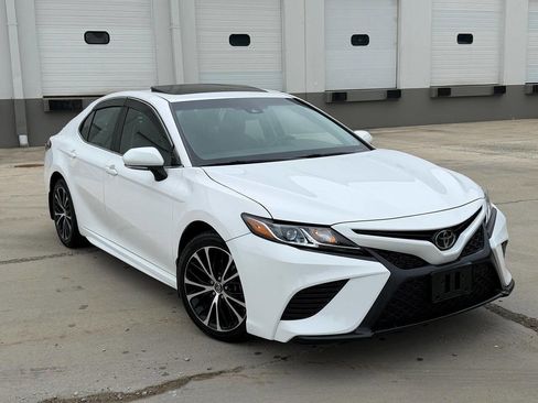 Used 2018 Toyota Camry SE w/ Moonroof Package FWD image 1