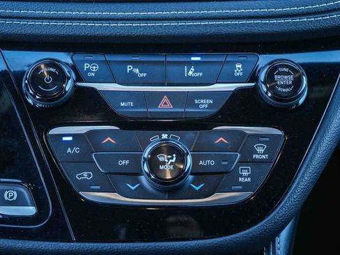 Used 2022 Chrysler Pacifica Limited w/ Uconnect Theater Family Group FWD image 15