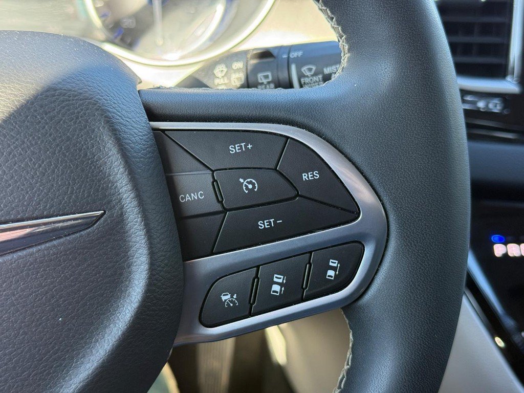 Used 2024 Chrysler Pacifica Touring-L FWD image 16