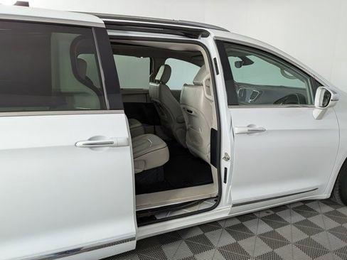 Used 2019 Chrysler Pacifica Limited image 37