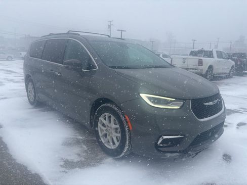 Used 2022 Chrysler Pacifica Touring-L image 7