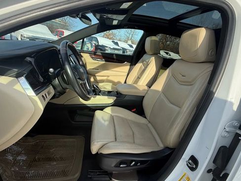 Used 2017 Cadillac XT5 Luxury image 2