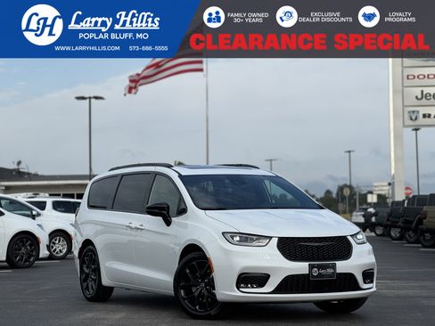 New 2026 Chrysler Pacifica Select image 1