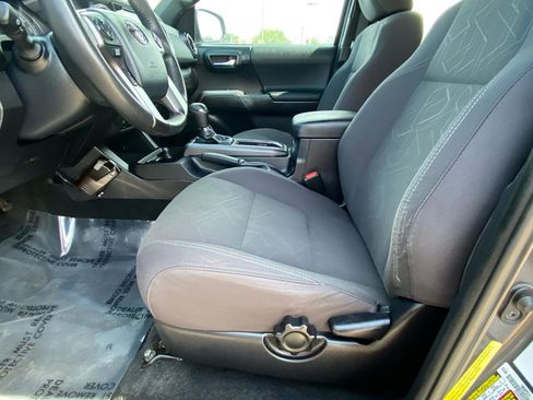 Used 2017 Toyota Tacoma TRD Sport w/ Tow Package (A/T) AWD/4WD image 22