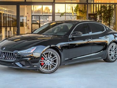Used 2018 Maserati Ghibli GranSport image 2