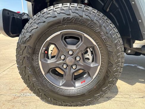 Used 2023 Jeep Gladiator Rubicon w/ LED Lighting Group AWD/4WD image 11