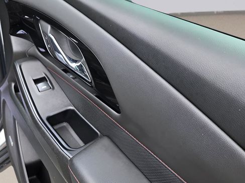 Used 2023 Chevrolet Traverse RS FWD image 15