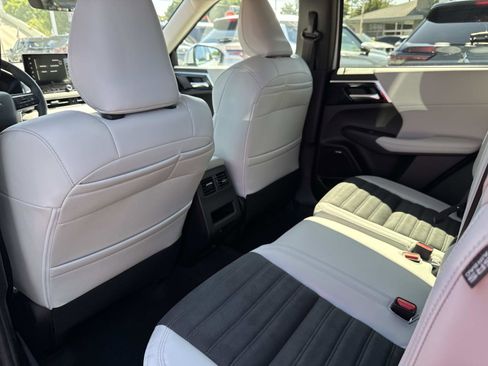 New 2025 Mitsubishi Outlander SE image 12