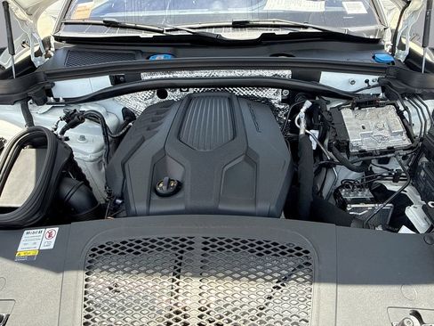 Certified 2023 Porsche Macan Turbo AWD/4WD image 13