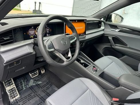 Certified 2025 Volkswagen Tiguan SE R-Line AWD/4WD image 33
