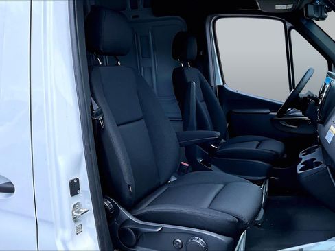 Used 2025 Mercedes-Benz Sprinter 2500 image 9