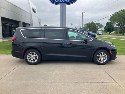 Used 2023 Chrysler Pacifica Touring-L FWD image 4