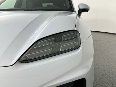 Certified 2025 Porsche Macan Turbo Electric image 15