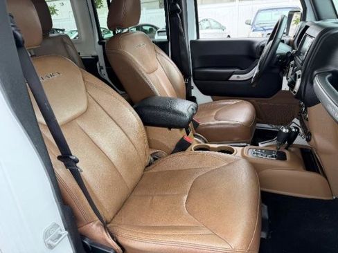 Used 2016 Jeep Wrangler Unlimited Sahara w/ Connectivity Group AWD/4WD image 30